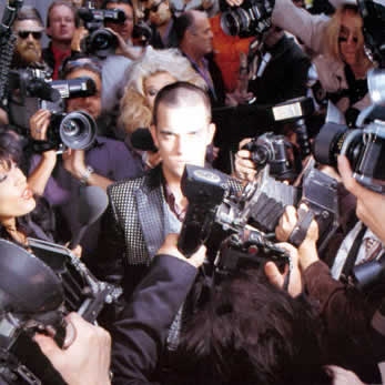 Исполнитель Robbie Williams альбом Life Thru a Lens (1997)